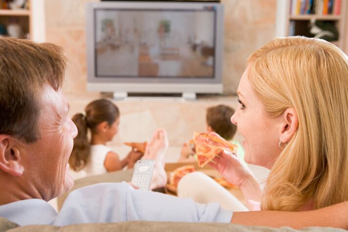 Per un'efficace perdita di peso, devi rinunciare ai pasti davanti allo schermo della TV
