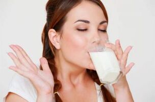 Con la gastrite, è utile bere un bicchiere di latte al mattino e alla sera. 